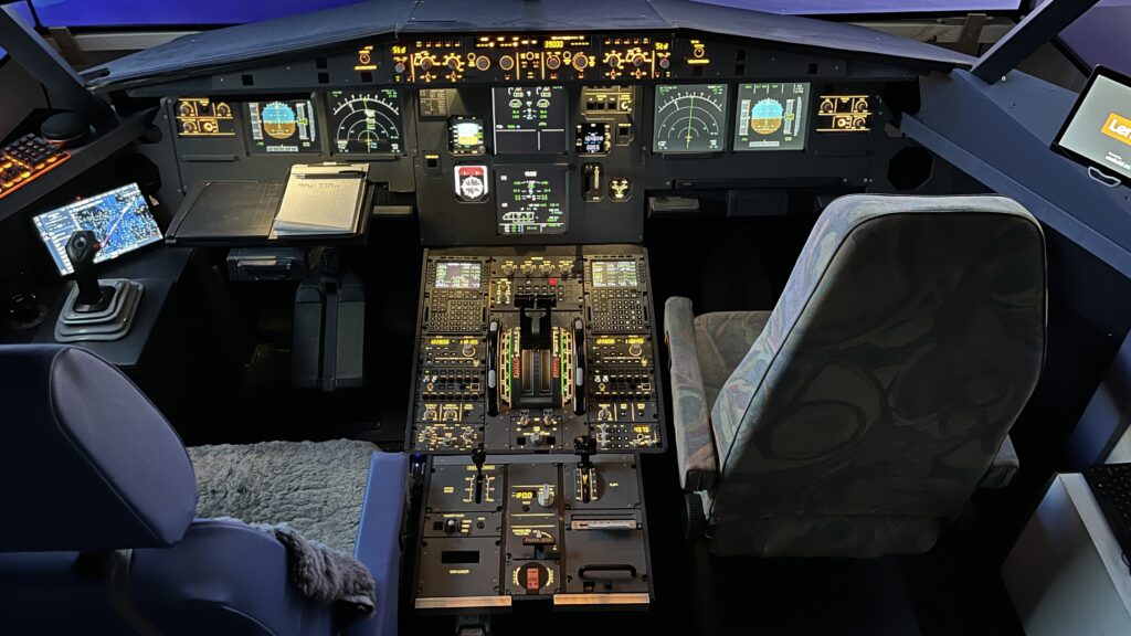 Airbus A321 simulaattorin ohjaamo